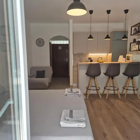 Dama Brodarica (Sibenik-Knin)